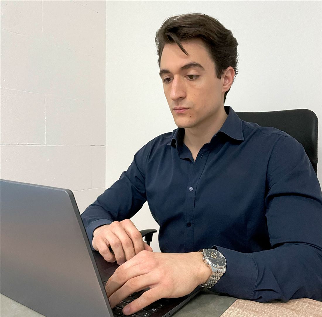 Il Dott. Gamberini al lavoro nel suo studio